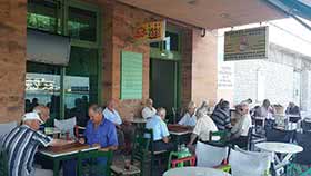 Chios’taki kahvehanelerde tavla oynayan erkekler.