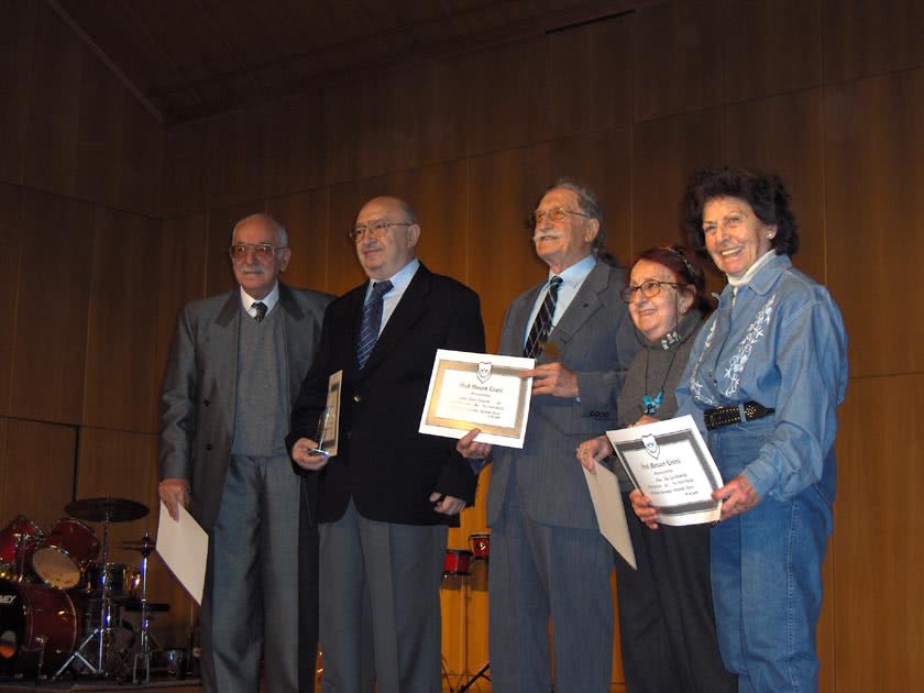 2009’da eski mezunlardan 60. yıl beratı alanlar. (Viktor Albukrek ortada)