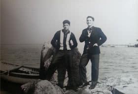 Eski iskelenin kayalıklarında Cavit Orhan ve Ahmet Tanrıverdi yıl 1963