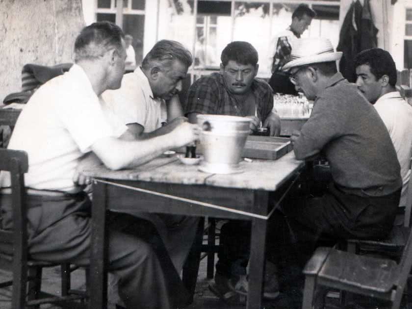 06 kor agapun restorani agop inciyan tavla oynarken 280x