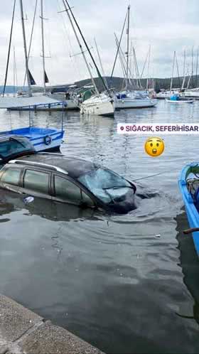 Tsunami kıyıdaki otomobilleri de yutmuş