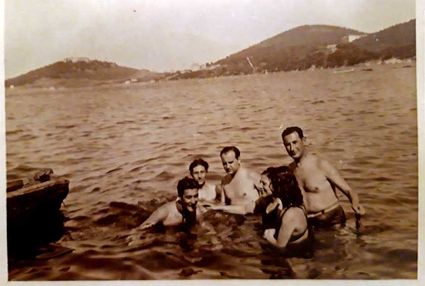 Babam (ortada) akrabaları ve arkadaşları ile Burgaz'da deniz keyfi yaparken... (Arka planda tahminen 1940 yılından bir Heybeli görüntüsü.)