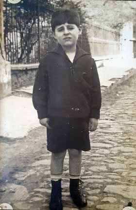 Babam 5-6 yaşlarındayken Burgaz sokaklarında...