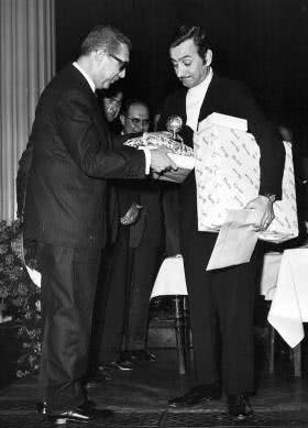 Necmi Tanyolaç 1963 yılında düzenlenen bir ödül töreninde