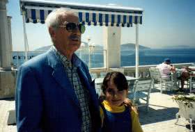 Necmi Tanyolaç 2002 yılında, Büyükada iskelesinde torunu Ege ile