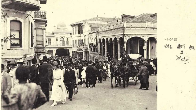 1900&#039;lu yıllarda meydan - sağda Yüksek Kahve