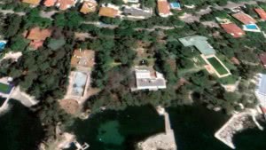 Google Earth’ten indirilen fotoğrafta Hamson arazisi bir bütün olarak görülüyor. Üzerinde 4 bina var. Konumuz olan bina 1 numara ile işaretlenmiş.