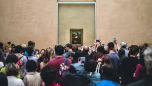 Sanat eserlerine ve antikalara değer biçme uzmanı Elsa Gody, FranceTV televizyonuna verdiği mülakatta &quot;Louvre Müzesi bilet fiyatlarını ve Mona Lisa&#039;yı belli bir süre içinde ziyaret edenleri hesaba katarak bir değer biçmek istersek tablonun fiyatı 2 milyar doları geçer&quot; ifadelerini kullanmıştı. Aynı işi yapan Pierre Blanchet ise &quot;Böylesine mükemmel bir tablo için herhangi bir referans noktası belirlemek çok zor. Niçin 10 milyar dolar olmasın?&quot; demişti.
