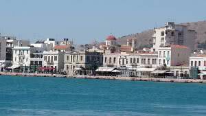 Sakız’ın merkez kasabası Chios’ta modernle geleneksel yapılar bir arada.