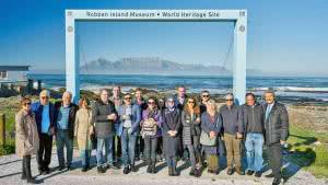 Grup Robben Adası girişinde toplu halde. Robben Adası, Unesco Dünya Mirası listesinde