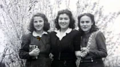 1940 yılında ortaokul son sınıfta çekilmiş fotoğrafta, sol başta gülümseyen Hadiye var, ortada Sabahat, en sağda Lamiya