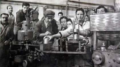 Tahsin Furtun’a ait Ender Konserve Fabrikası’nda çalışan kadın-erkek emekçiler