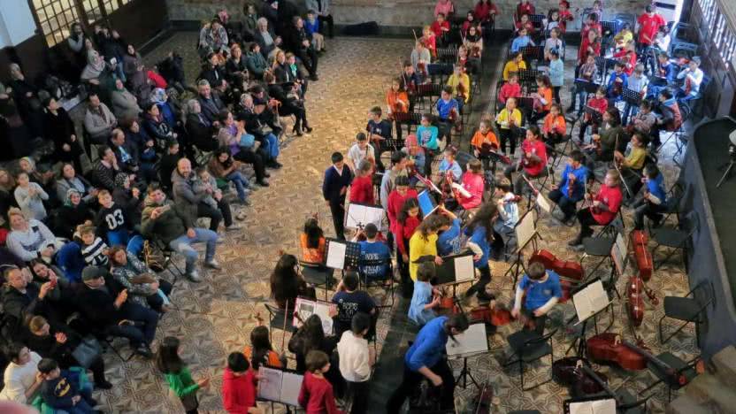 Ve Adalar Çocuk Orkestrası ilk konserini verdi